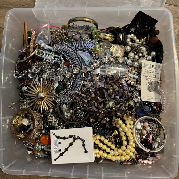2.5 LBs vintage Costume gold silver Jewelry Lot~ Signed & Unsigned All Wearable - Picture 5 of 8